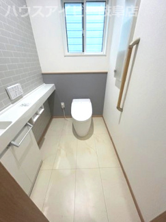 【トイレ】 | 大垣市笠木町！築２年の中古住宅！お車並列4台可能！オール電化住宅！ゆとりの広さの5LDK！ | 大垣市笠木町！築２年の中古住宅！お車並列4台可能！オール電化住宅！ゆとりの広さの5LDK！