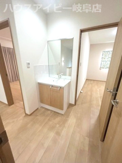 【洗面所】 | 大垣市笠木町！築２年の中古住宅！お車並列4台可能！オール電化住宅！ゆとりの広さの5LDK！ | 大垣市笠木町！築２年の中古住宅！お車並列4台可能！オール電化住宅！ゆとりの広さの5LDK！