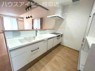 【キッチン】 | 大垣市笠木町！築２年の中古住宅！お車並列4台可能！オール電化住宅！ゆとりの広さの5LDK！ | 大垣市笠木町！築２年の中古住宅！お車並列4台可能！オール電化住宅！ゆとりの広さの5LDK！