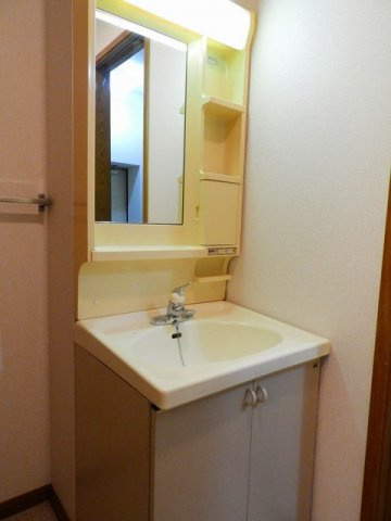 サンパークもりみつＡ棟の洗面所|明るい洗面所です