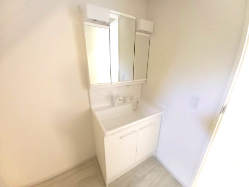 ひたちなか市武田1期の独立洗面台|朝の身支度には欠かせない独立洗面化粧台～洗面隣にはリネンスペースがあり収納豊富です。