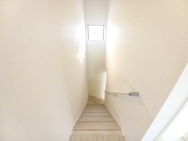 ひたちなか市武田1期の内装|窓付きの階段は明るく、手すり付きで小さなお子様でも安心です