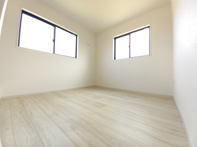 ひたちなか市武田1期の洋室|フローリングの部屋は家具やインテリアともマッチしてお洒落感が出やすく身の周りの整理がしやすく魅力的です～♪