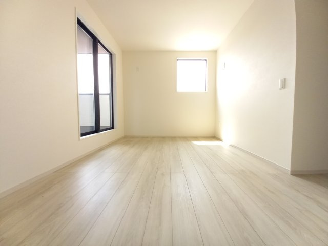 ひたちなか市武田1期の洋室|バルコニーに面したお部屋は照明を点ける時間が少なくて済むので省エネに繋がります。