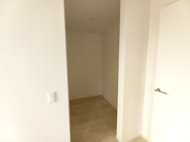 ひたちなか市武田1期の収納|ウォークインクローゼットには衣類だけでなく、趣味のグッズもたっぷり収納できます