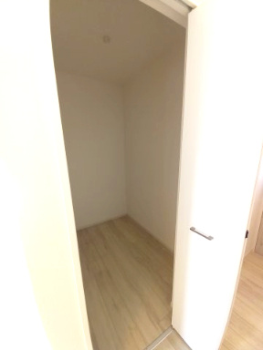 ひたちなか市武田1期の収納|ウォークインクローゼットには、季節ものの家電や掃除機などがすっきり収納できます