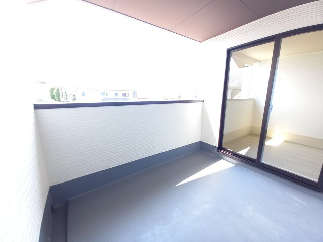 ひたちなか市武田1期のバルコニー|暖かな日差しのふりそそぐ広々ルーフバルコニー、たくさんの洗濯物が干せます～