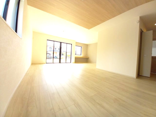 ひたちなか市武田1期の居間・リビング|大きな窓があり陽射しが差し込みます。お子様の目を離すことなく片付け・お料理ができ安心です。