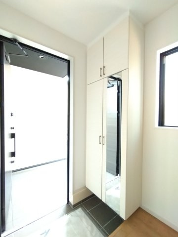 ひたちなか市中根　12期の玄関|同施工玄関収納です。丁度いいシューズボックス～！家族全員の靴がしまえて玄関周りも常にスッキリ～整理整頓出来ます～