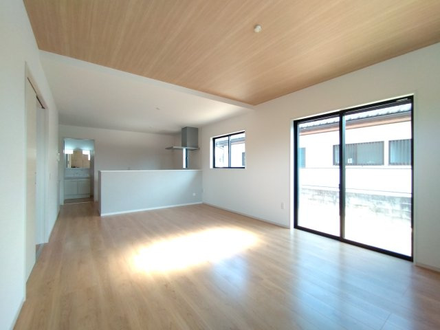 ひたちなか市中根　12期の居間・リビング|同施工リビングの写真です。大きな窓があり陽射しが差し込みます。お子様の目を離すことなく片付け・お料理ができ安心です～♪