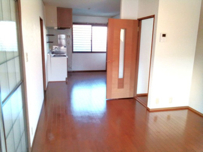 【居間・リビング】 | アーバンハイカムール D棟 | こちらの居間で趣味の時間をお楽しみください