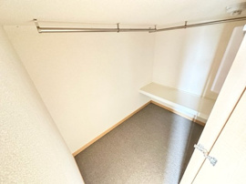 明るい色調の室内です