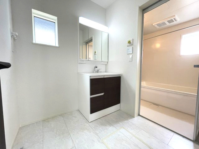 廿日市市福面２丁目　№35849の独立洗面台|3面鏡の裏には便利な
収納があります。