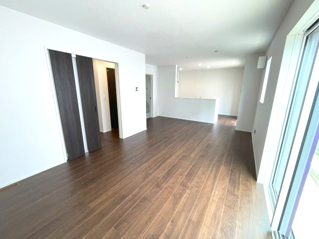 廿日市市福面２丁目　№35849の居間・リビング|ＬＤＫ17.5帖
ダイニングテーブルやソファを
置いてもゆとりがあります。