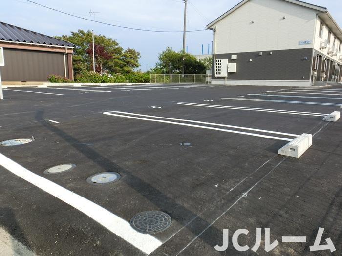 クレストの駐車場