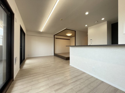 【居間・リビング】 | シャルマンフジ堺東グレイス | カウンターキッチンはご家族の会話がはずみます。