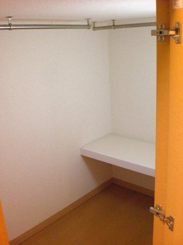 さいたま市桜区大字下大久保の賃貸マンションの内装|ベット下の収納です。