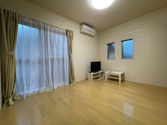 クレイノスターⅢの居間・リビング|角部屋のみ側面に窓あり。