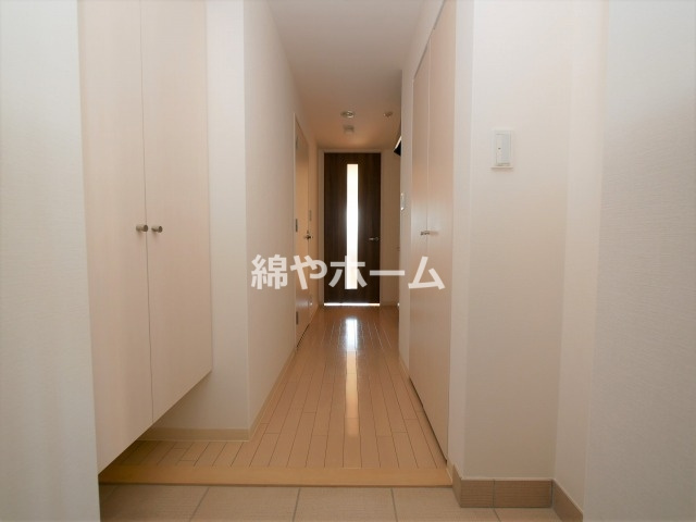 KDXレジデンス難波南の玄関|収納もある玄関です