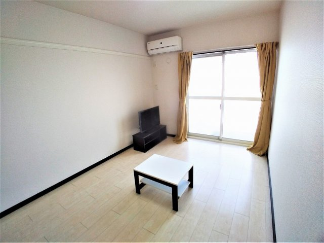 レオネクストルナ大宮の洋室|使いやすい居間です