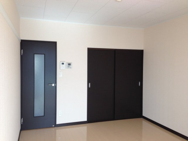 レオネクストシーズ　堀の内の居間・リビング|ダークブラウンと白を基調とした室内