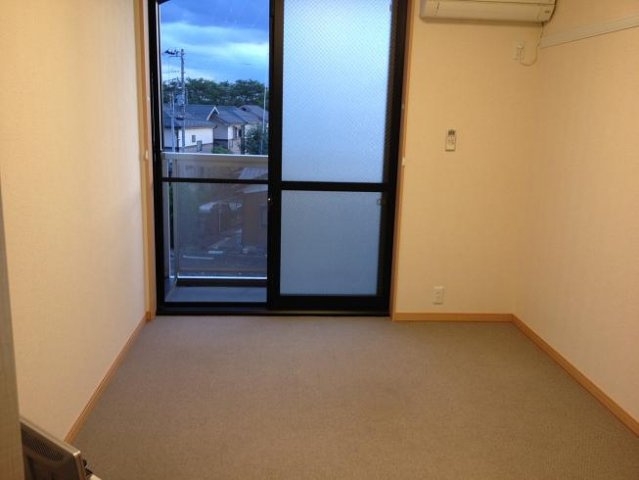 さいたま市桜区新開２丁目の賃貸マンションの居間・リビング|こちらのリビングで趣味の時間をお楽しみください