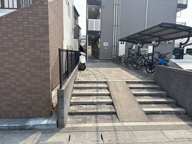 さいたま市桜区新開２丁目の賃貸マンションのエントランス