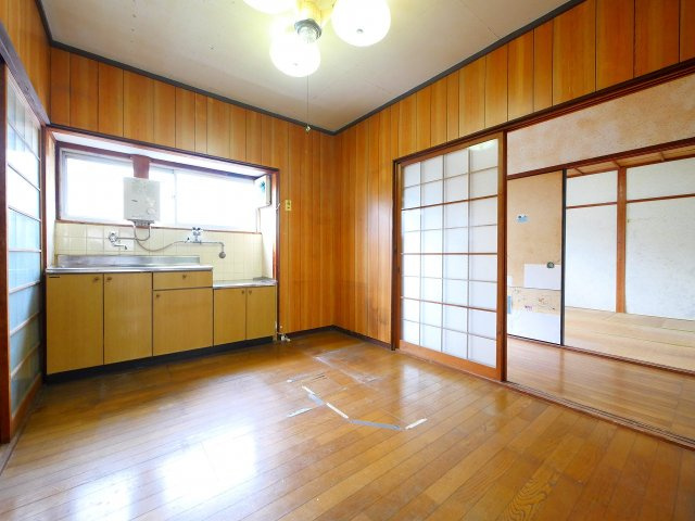 今井貸家の居間・リビング|こちらの居間で趣味の時間をお楽しみください