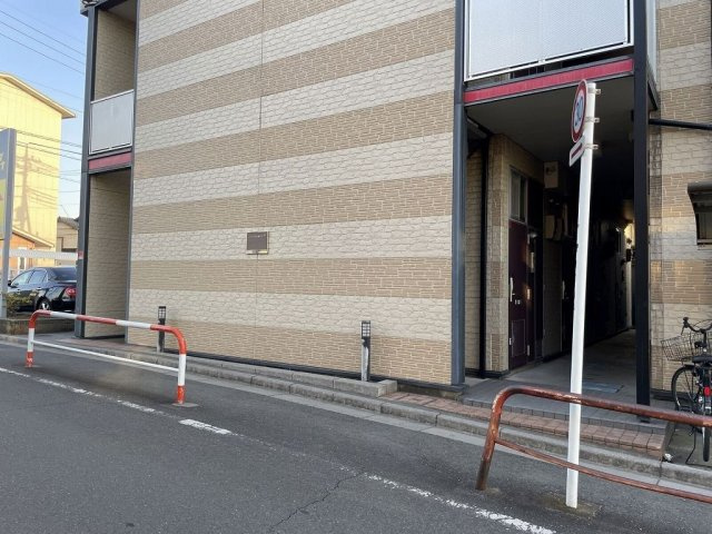 さいたま市緑区道祖土４丁目のアパートのエントランス