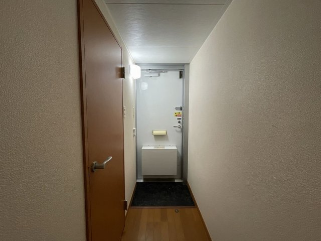 さいたま市緑区原山３丁目のアパートの玄関|収納もある玄関です