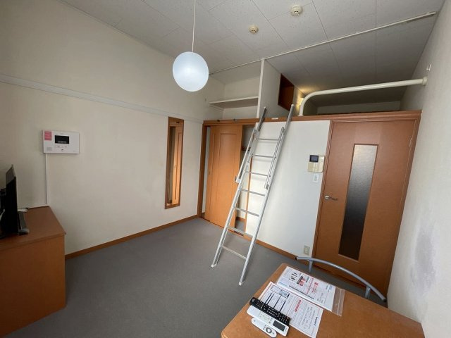 さいたま市緑区原山３丁目のアパートの内装|こちらの居間で趣味の時間をお楽しみください