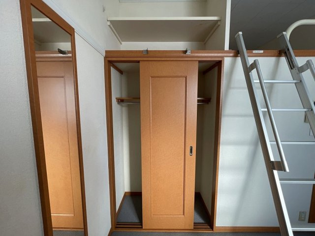 さいたま市緑区原山３丁目のアパートの収納|明るい色調の室内です