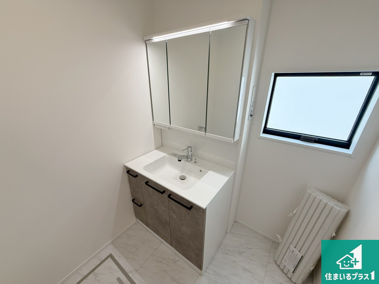 21(土)22(日)23(祝)現地説明会　泉佐野市岡本　新築一戸建ての独立洗面台|清潔感のある洗面台です。フラットな鏡は掃除がしやすく毎日清潔！鏡裏には収納があるのでスッキリとした洗面台が保てます。
