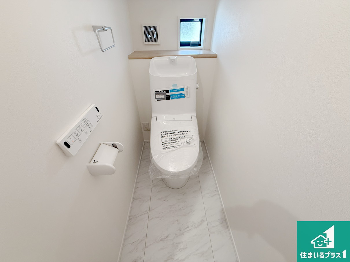 21(土)22(日)23(祝)現地説明会　泉佐野市岡本　新築一戸建てのトイレ|1・2階の2ヶ所にあるので、朝の忙しい時間の順番待ちもなく、深夜の利用にも大変便利です。