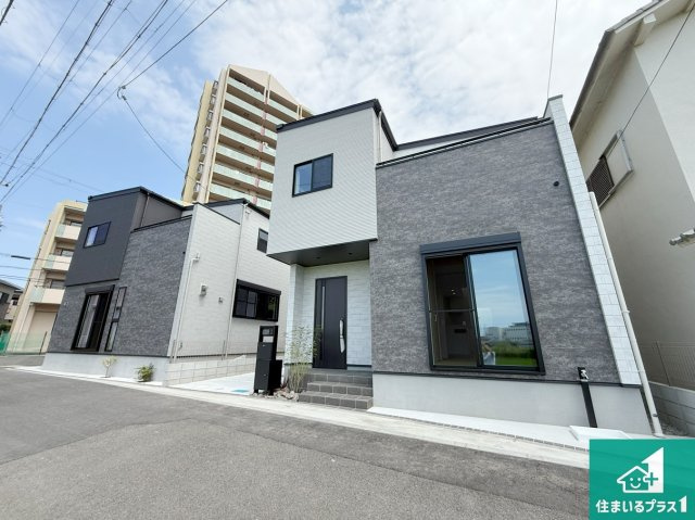 泉佐野市岡本　新築一戸建ての前面道路含む現地写真|周辺は閑静な住宅街！前面道路広々で車の出し入れも便利です。駐車が苦手な方でも安心して車庫入れできます！