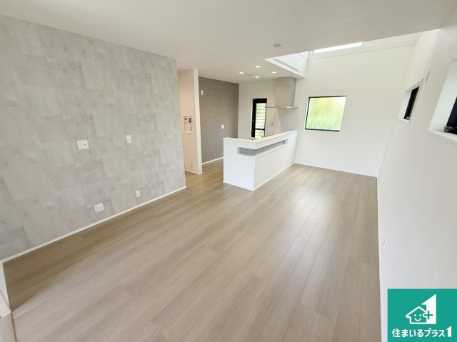 21(土)22(日)23(祝)現地説明会　泉佐野市岡本　新築一戸建ての居間・リビング|日当たり良好の明るいリビングで朝の目覚めもスッキリできそう！対面キッチンでご家族のコミュニケーションも自然と増える設計！小さなお子様が遊ぶスペースを作っても広々とくつろげるLDK！