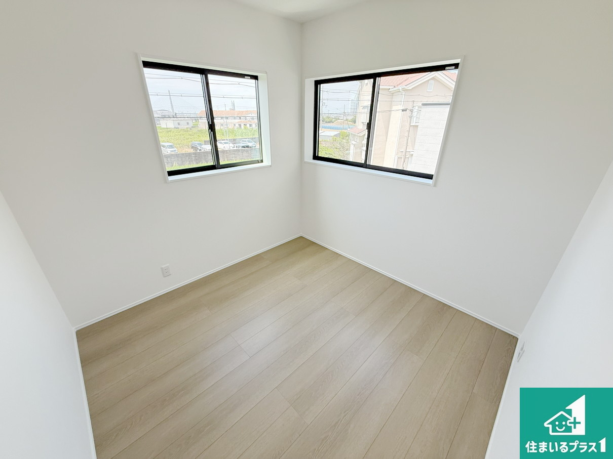 21(土)22(日)23(祝)現地説明会　泉佐野市岡本　新築一戸建ての洋室|シンプルな洋室は、自分好みのインテリアが楽しめます♪ご家族とインテリアや家具を選びに行くのは新築購入時の醍醐味の一つです。ぜひお楽しみください♪