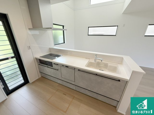 21(土)22(日)23(祝)現地説明会　泉佐野市岡本　新築一戸建てのキッチン|リビングと統一感があり、使い勝手のいいキッチン。広々としているので、二人並んで作業が出来ちゃいます。お子様と一緒に色々なお料理に挑戦できるスペースがあります。