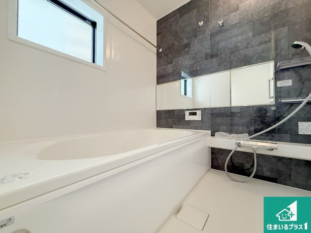 21(土)22(日)23(祝)現地説明会　泉佐野市岡本　新築一戸建ての浴室|足をゆったり伸ばして寛げる浴槽です。窓が設けられていますので差し込む光が明るく穏やかな雰囲気にしてくれます♪浴室乾燥機も設置しているので、雨の日の洗濯物も安心です♪