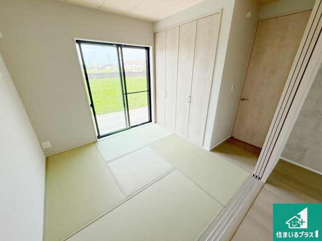 21(土)22(日)23(祝)現地説明会　泉佐野市岡本　新築一戸建ての和室|一室あると便利な和室は客間としてだけでなく、小さなお子様のプレイルームや食後のくつろぎスペースとしてもご利用いただけます。収納もついていますので大活躍間違いなし！