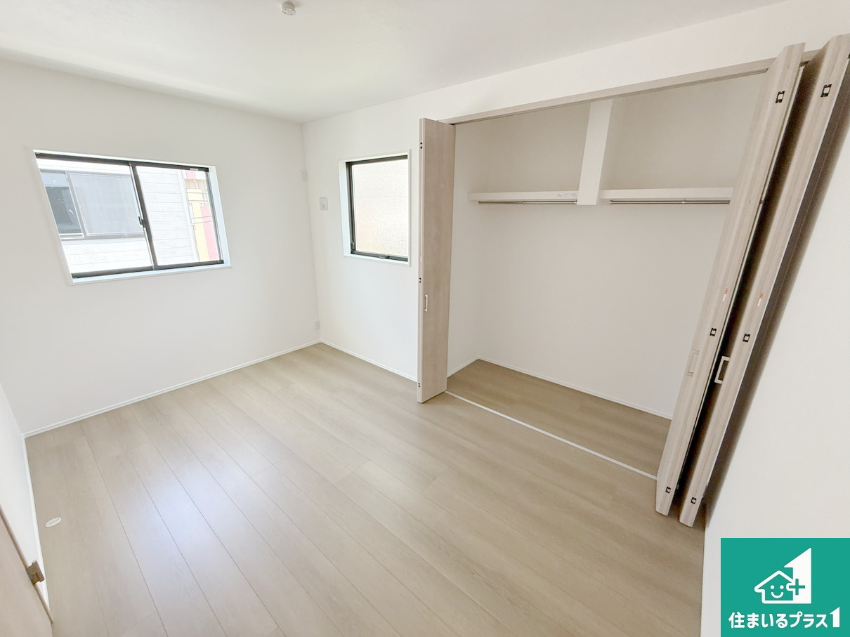 21(土)22(日)23(祝)現地説明会　泉佐野市岡本　新築一戸建ての洋室|シンプルな洋室は、自分好みのインテリアが楽しめます♪ご家族とインテリアや家具を選びに行くのは新築購入時の醍醐味の一つです。ぜひお楽しみください♪