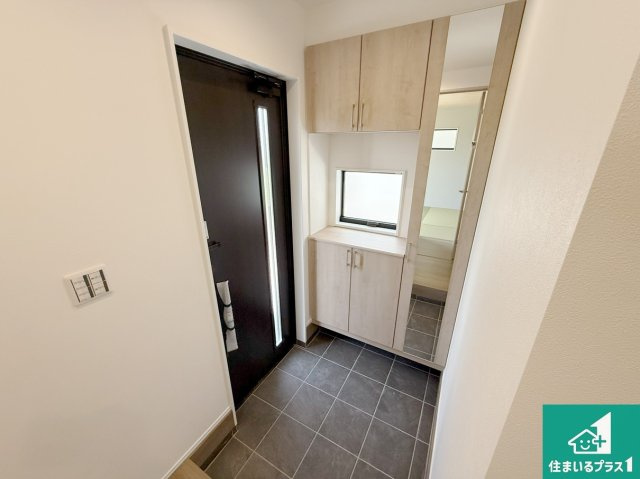 21(土)22(日)23(祝)現地説明会　泉佐野市岡本　新築一戸建ての玄関|シューズボックスにはたくさんの靴が収納できるので玄関周りはいつもスッキリ！ご家族が増えても安心！