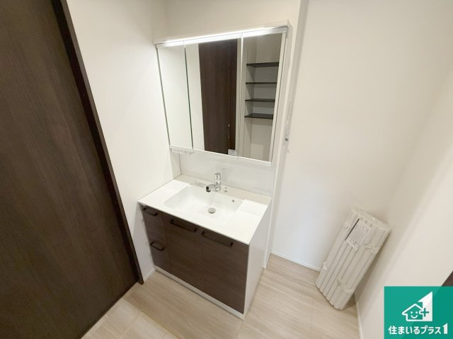 泉佐野市岡本　新築一戸建ての独立洗面台|清潔感のある洗面台です。フラットな鏡は掃除がしやすく毎日清潔！鏡裏には収納があるのでスッキリとした洗面台が保てます。