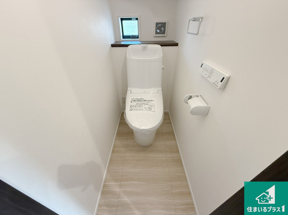 泉佐野市岡本　新築一戸建てのトイレ|1・2階の2ヶ所にあるので、朝の忙しい時間の順番待ちもなく、深夜の利用にも大変便利です。