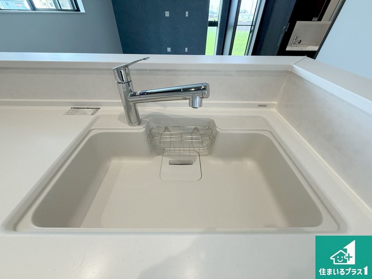 泉佐野市岡本　新築一戸建ての設備|蛇口の先端に浄水器を内蔵しています！原水と浄水、お湯と冷水、シャワーの切替えがワンタッチなので用途によって使い分けられます。