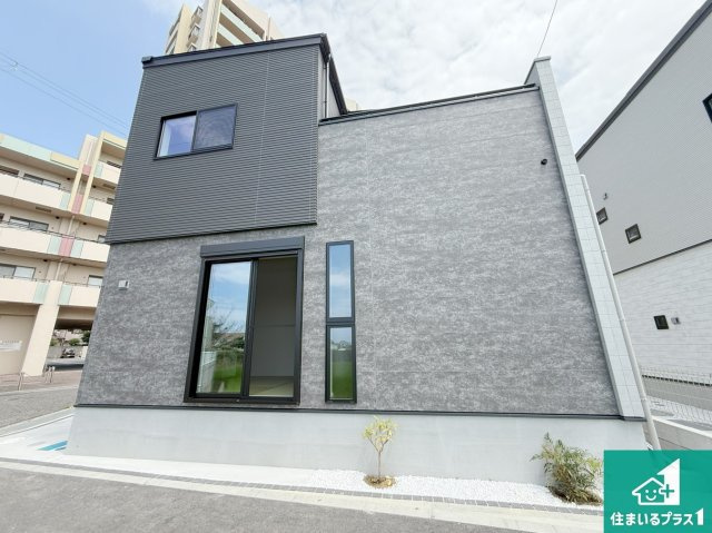 泉佐野市岡本　新築一戸建ての外観|周辺は落ち着いた街並みの住宅地！子育てがしやすい住環境です！まだ未完成ですが、現地でしかわからない事もございます。是非一度ご覧ください。