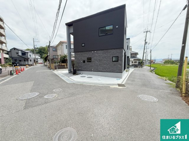泉佐野市岡本　新築一戸建ての前面道路含む現地写真|周辺は閑静な住宅街！前面道路広々で車の出し入れも便利です。駐車が苦手な方でも安心して車庫入れできます！