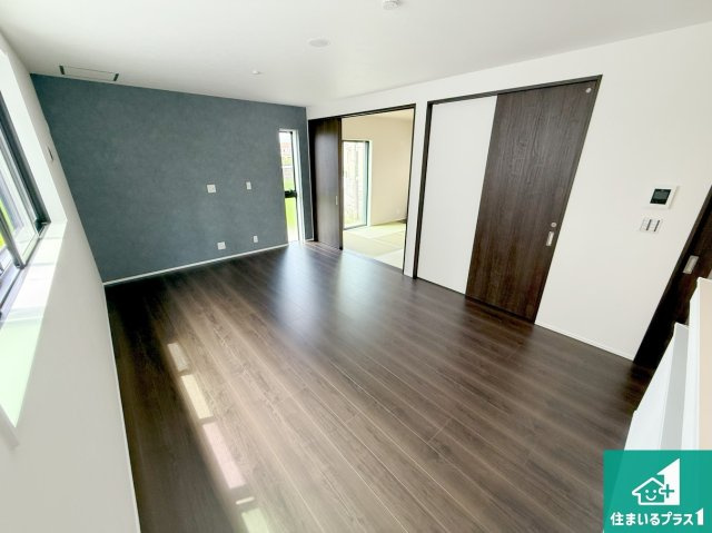 泉佐野市岡本　新築一戸建ての居間・リビング|日当たり良好の明るいリビングで朝の目覚めもスッキリできそう！対面キッチンでご家族のコミュニケーションも自然と増える設計！小さなお子様が遊ぶスペースを作っても広々とくつろげるLDK！