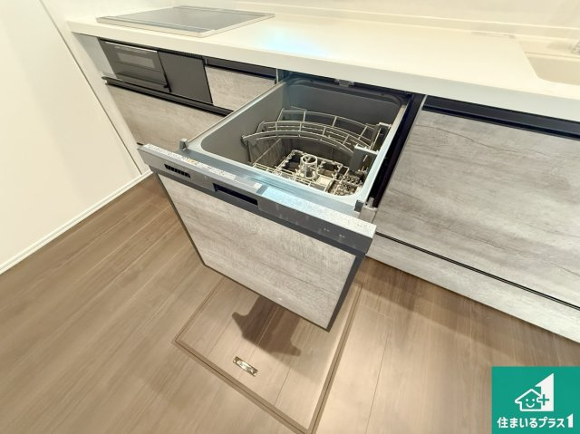 泉佐野市岡本　新築一戸建ての設備|食事後の一仕事、食器洗いをボタン一つでお任せできちゃいます！場所を取らないビルトイン式なので、お料理スペースもしっかり確保！