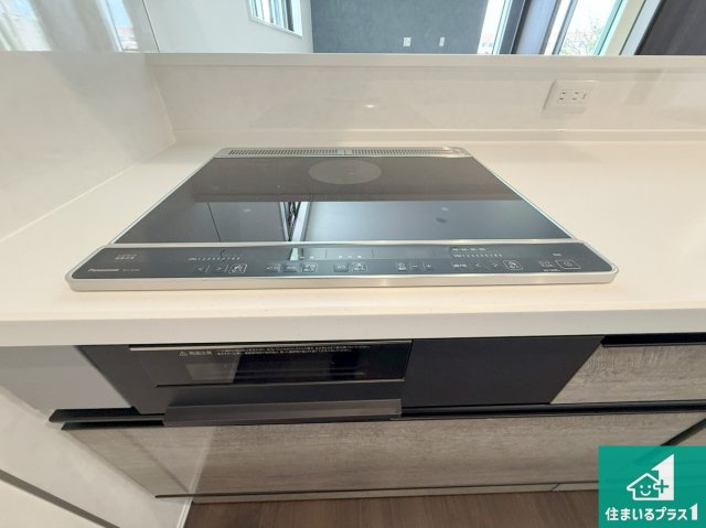 泉佐野市岡本　新築一戸建ての設備|火を使わないので、安心なＩＨコンロ！でこぼこが無い構造なので、掃除もしやすく清潔に保てます！